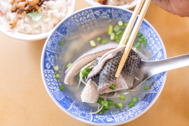 Zupa z mlecznej skóry, charakterystyczny tajwański przysmak w Tainan. Słynny zestaw posiłków na lunch lub śniadanie z warzywami, widok z góry, miejsce na kopię, z bliska