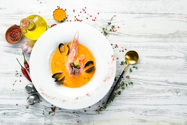 Zupa z owoców morza Małże z krewetek Ośmiornice Menu restauracji Widok z góry Wolne miejsce na tekst