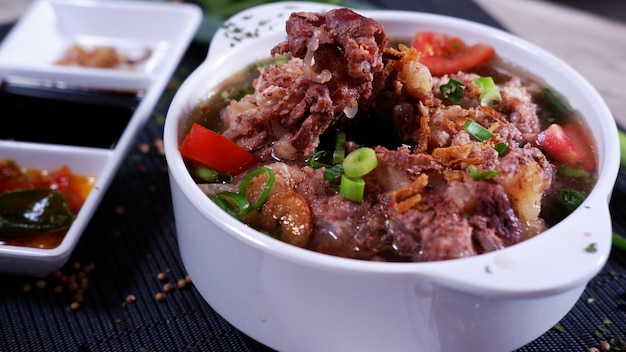 Zdjęcie zupa z żebrów, jedno z ulubionych potraw w indonezji.