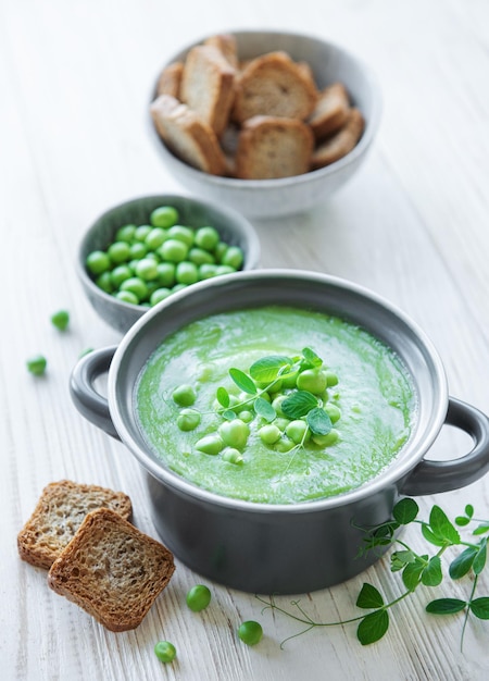 Zupa ze świeżych warzyw z zielonego groszku
