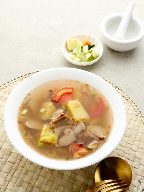 Zupa Zupa Daging z warzywami to indonezyjska tradycyjna potrawa serwowana w misce Selected focus