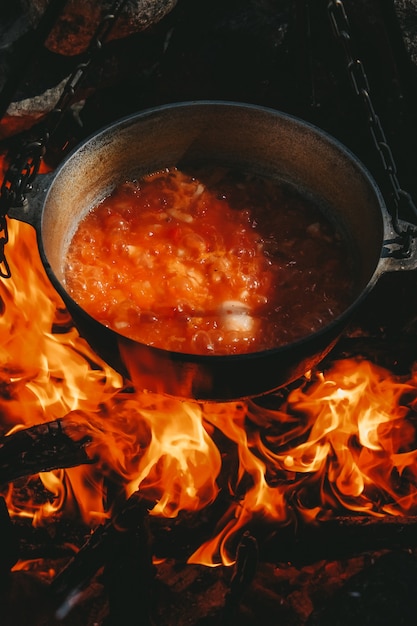 Zupę Gotuje Się Na Ogniu W Kotle