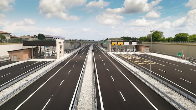 Zupełnie nowa pusta autostrada