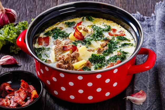 Zdjęcie zuppa toscana toskańska zupa w czerwonym garnku widok z góry