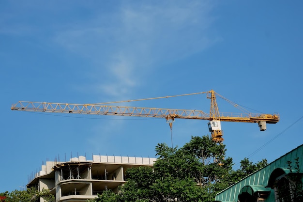 Żuraw budowlany Highrise na tle błękitnego nieba