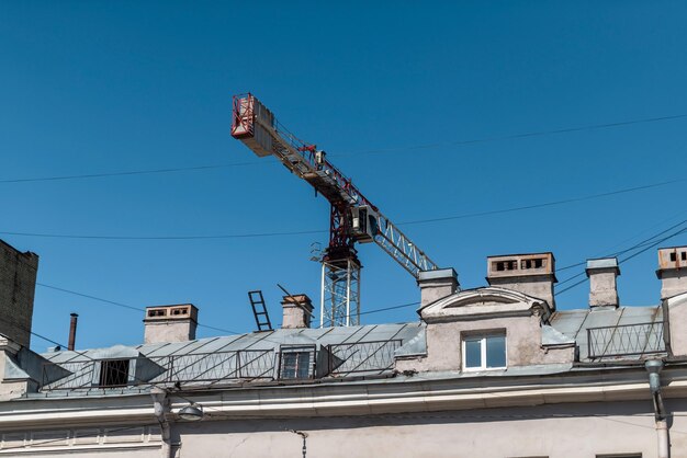 Żuraw Budowlany Nad Budynkiem