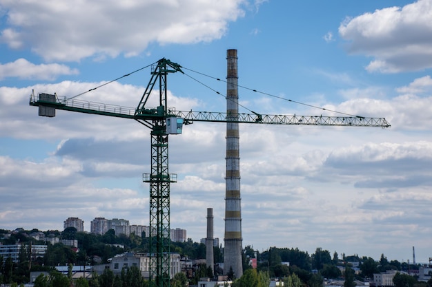 Żuraw do budowy nowego kompleksu mieszkalnego