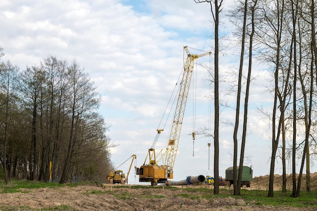 Żuraw gąsienicowy rozładunek i załadunek w terenie