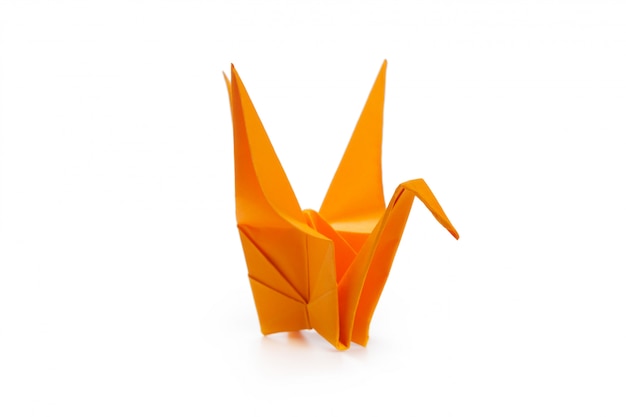 Żuraw origami na białym tle