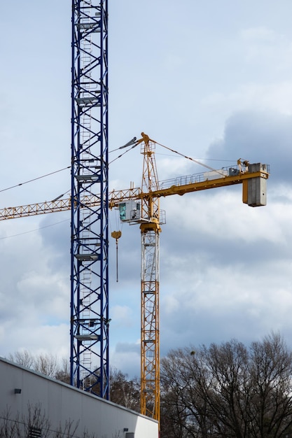 Żurawie Na Tle Błękitnego Nieba Budują Nowe Budynki