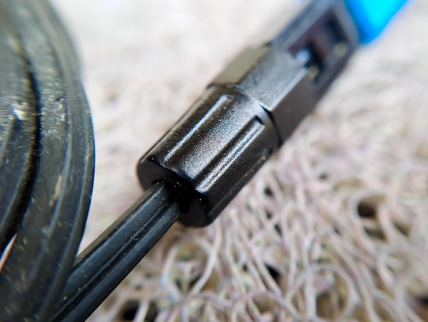 Zdjęcie zużyty niebieski kabel wi-fi, który nie jest już używany, ponieważ jest uszkodzony