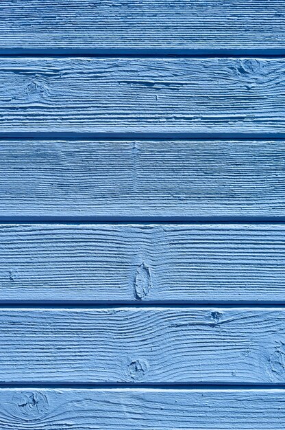 Zwietrzała drewniana deska pomalowana na niebieski kolor
