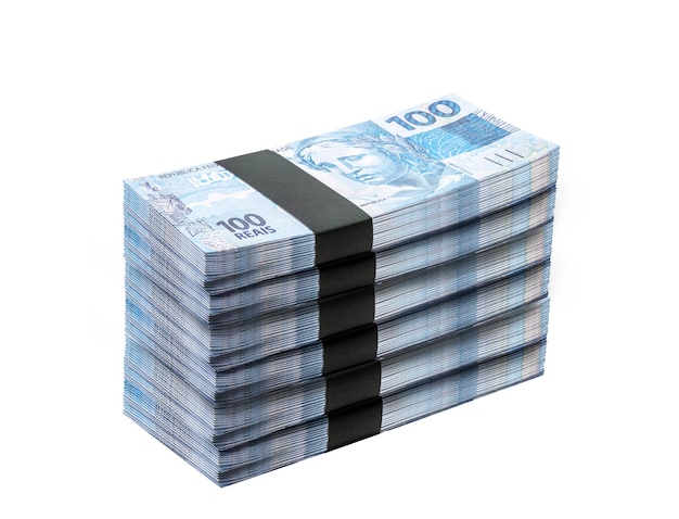 Zwitek pieniędzy główna nagroda sto tysięcy reali brazylijskich pieniędzy concieot dochodów z oszczędności, zarobków lub loterii na odosobnionym białym tle