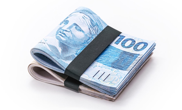 Zwitek pieniędzy z Brazylii tysiąc reali w zwitek pieniędzy 100 reali banknot główna nagroda copyspace białe tło