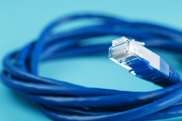 Zwój kabla sieciowego do transmisji danych na niebieskim tle