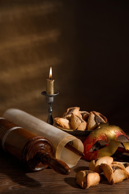 Zdjęcie zwój przedmiotów estery i festiwalu purim na ciemnym drewnianym stole rustykalny