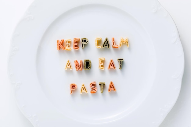 Zwrot Keep Calm And Eat Pasta Z Suchego Wielokolorowego Makaronu Na Białym Talerzu