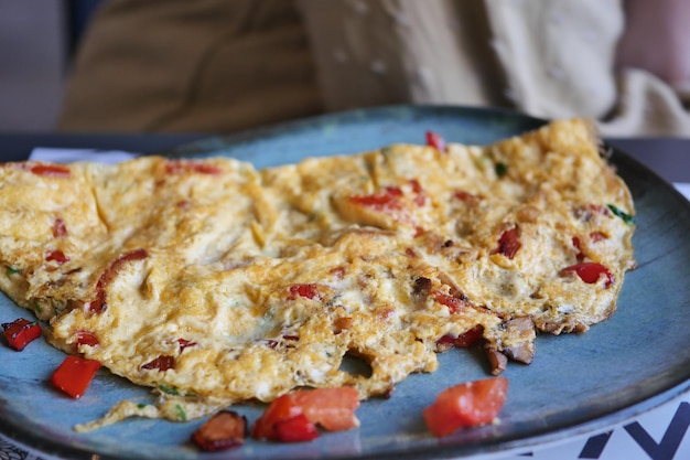 Zwykły jajeczny omlet na talerzu