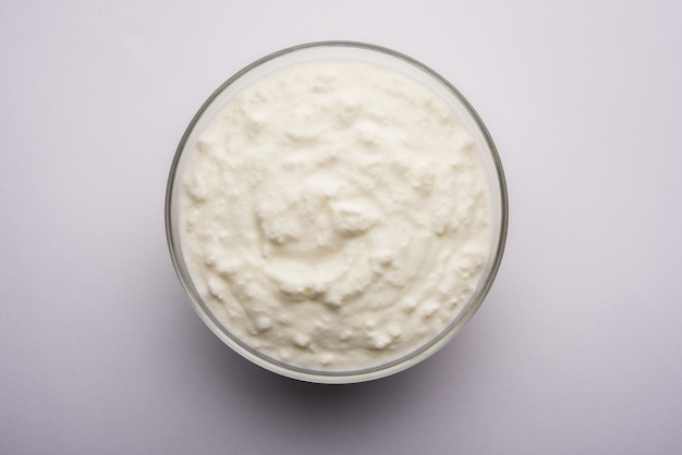 Zwykły twaróg, jogurt lub Dahi w hindi, podawane w misce na nastrojowym tle. Selektywne skupienie
