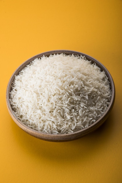 Zwykły ugotowany indyjski biały ryż basmati w ceramicznej misce, selektywne skupienie