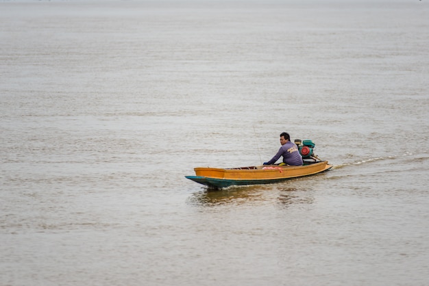 Życie Azjatykci Rybak I łódź Rybacka