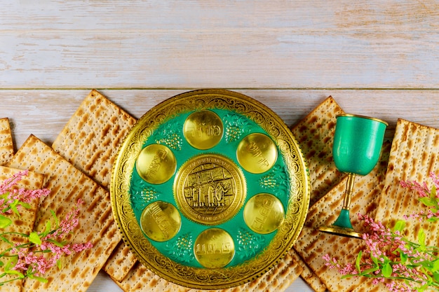 Żydowska maca, kidusz i seder z tekstem w języku hebrajskim. Tłumaczenie na angielski jajko, kość, zioła, karpas, chazeret i charoset.