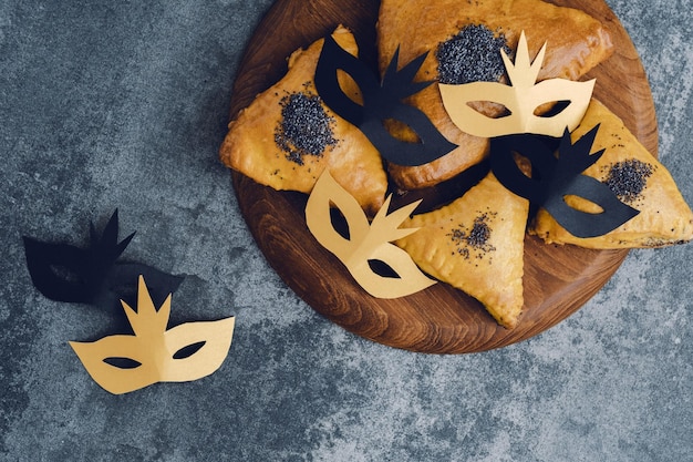 Zdjęcie Żydowski karnawał purim świętowanie na hamantaschen lub hamans uszy ciasteczka ozdobione maskami diy