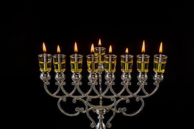 Żydowskie święto świateł, symbol święta Hanukkah, menorah w Hanukkah na świecach oleistych