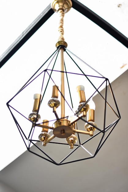 żyrandol geometryczny i koncepcyjny