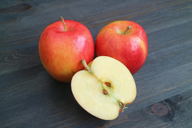 Zdjęcie Żywe czerwone jabłko całe owoce i przekrój w ciemności