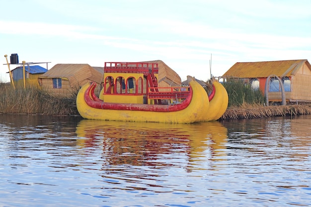 Żywe kolorowe tradycyjne łodzie trzcinowe Totora na pływających wyspach Uros na jeziorze Titicaca Puno Peru