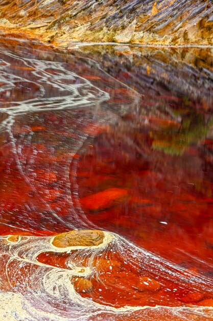 Zdjęcie Żywotna rzeka rio tinto z bogatą w żelazo czerwoną wodą