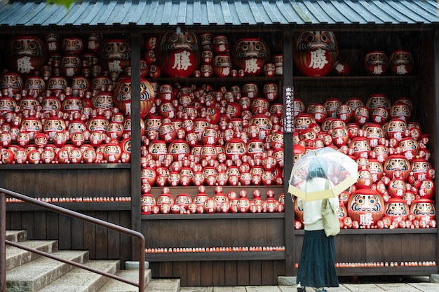 Żywy obraz przedstawiający tłum Darumas na ulicach Osaki w Japonii Kolorowy i kulturalny