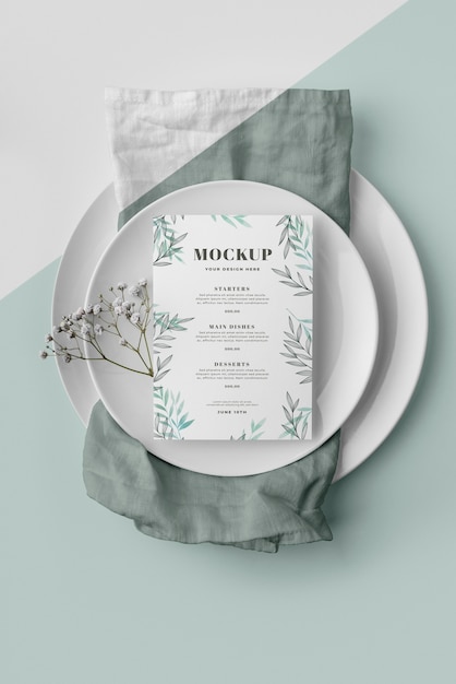 Góc nhìn từ trên xuống của cách bài trí bàn ăn với đĩa và mô hình menu mùa xuân