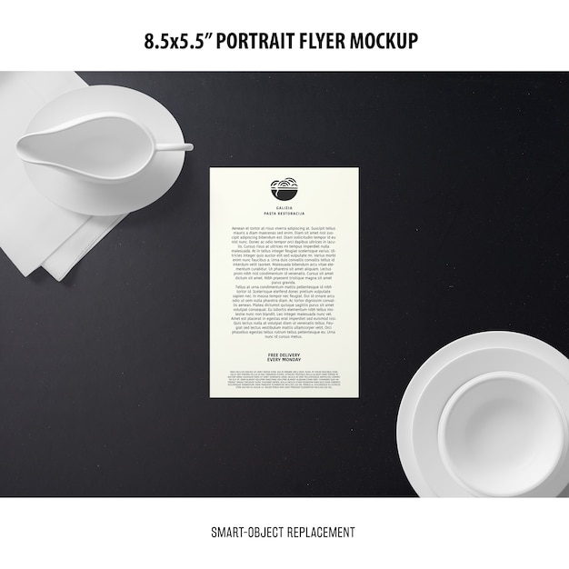 5.5x8.5 '' portret flyer mockup