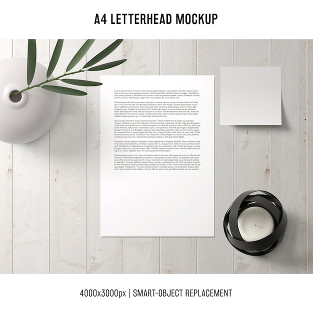 Gratis PSD a4 briefpapier mockup op houten tafel