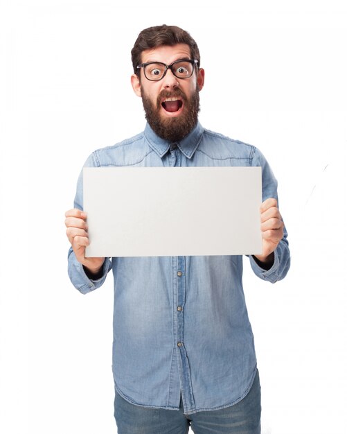 Adolescente divertido con un panel en blanco