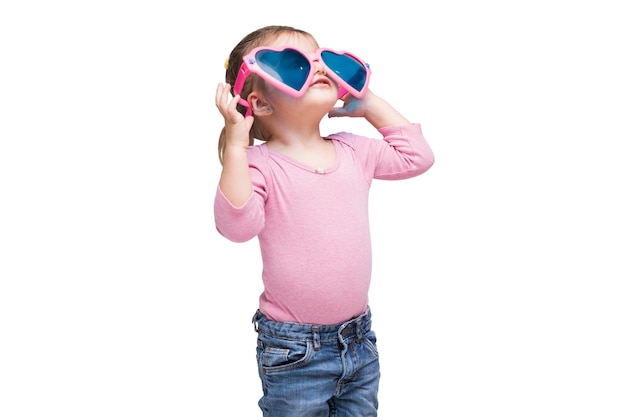 PSD gratuito adorable niña con gafas en forma de corazón