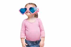 PSD gratuito adorable niña con gafas en forma de corazón