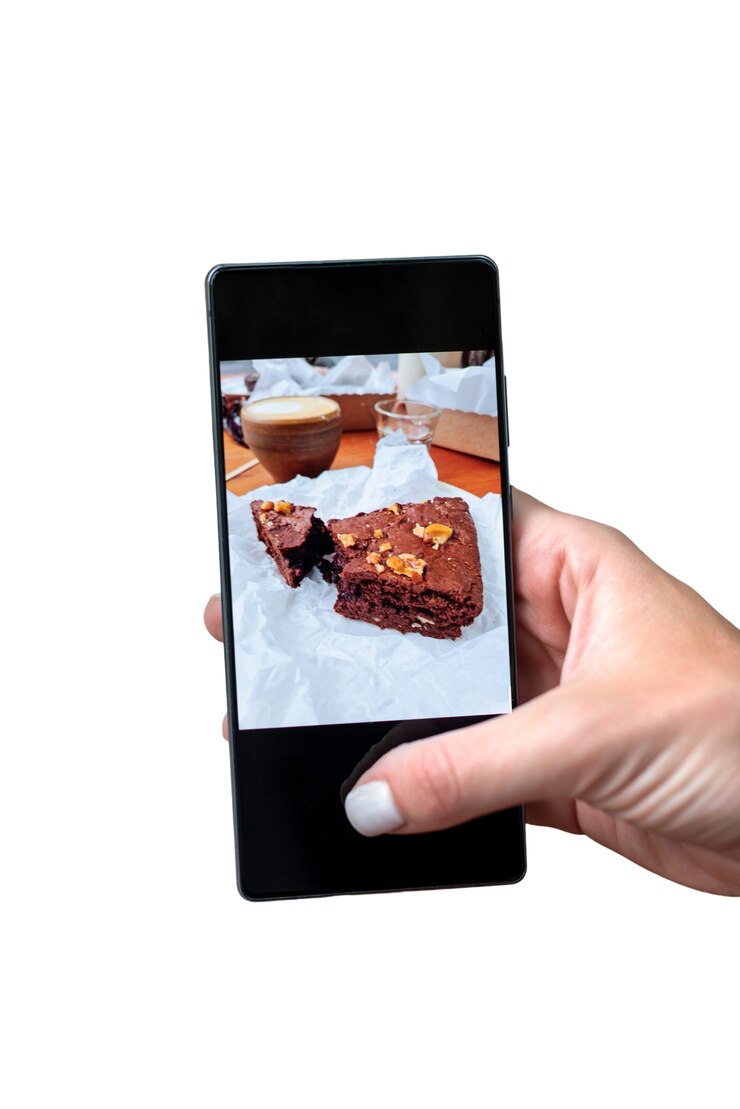 PSD gratuito amante de la comida tomando fotos de la comida.