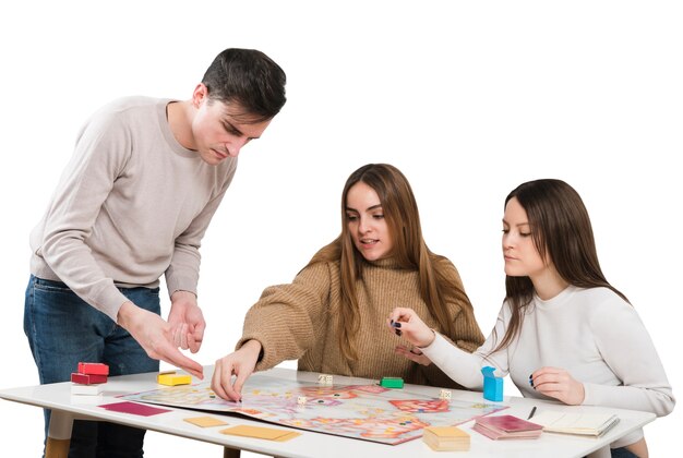 Amigos jugando juegos de cartas aislados