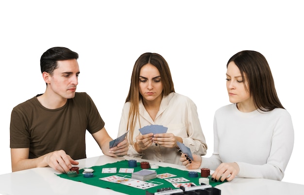 Amigos jugando juegos de cartas aislados