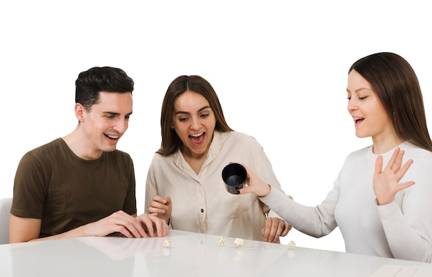 Amigos jugando juegos de cartas aislados