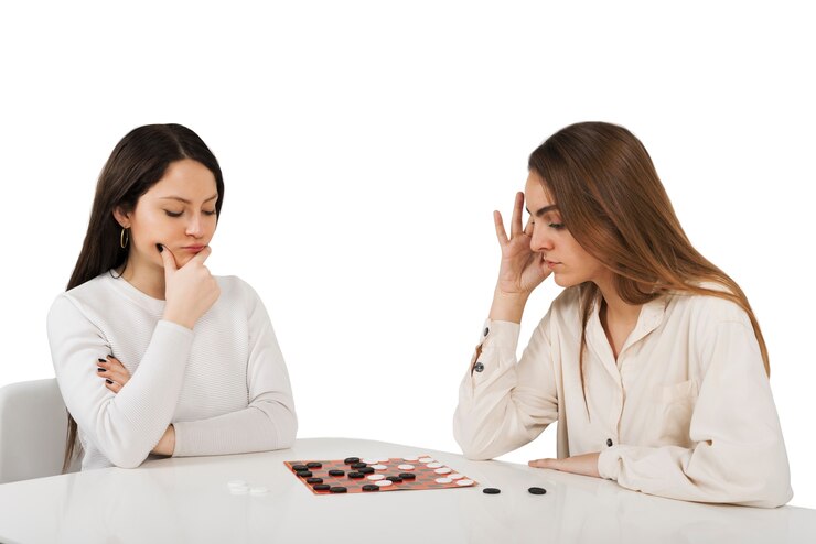 PSD gratuito amigos jugando juegos de cartas aislados