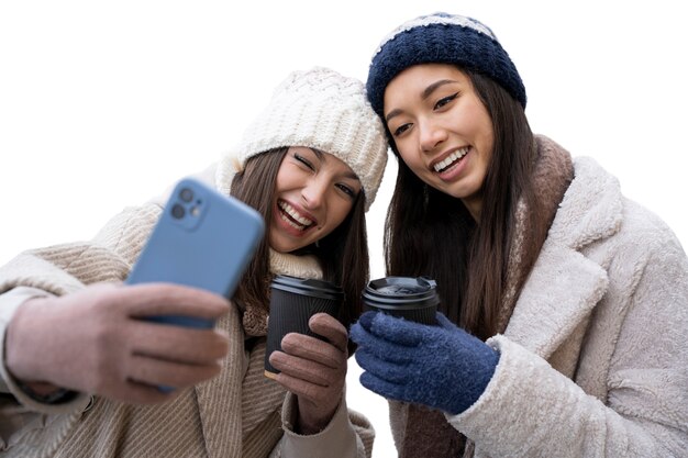 Amigos de tomas medianas tomando selfies