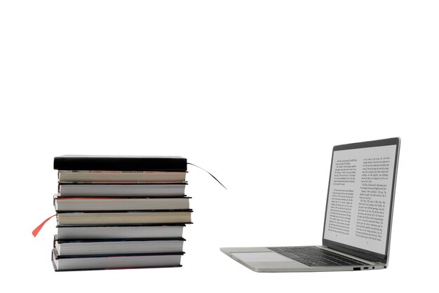 Arreglo de laptop y libros