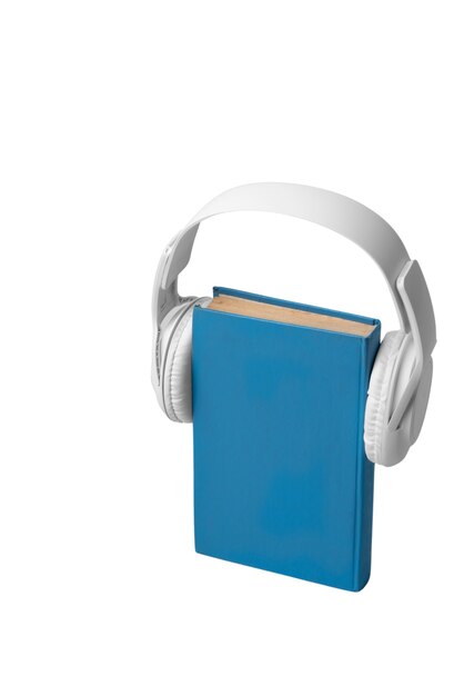 Arreglo de libros y auriculares.