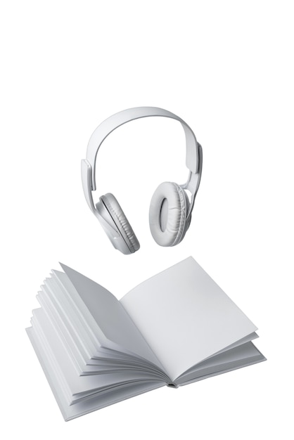 Arreglo de libros y auriculares.