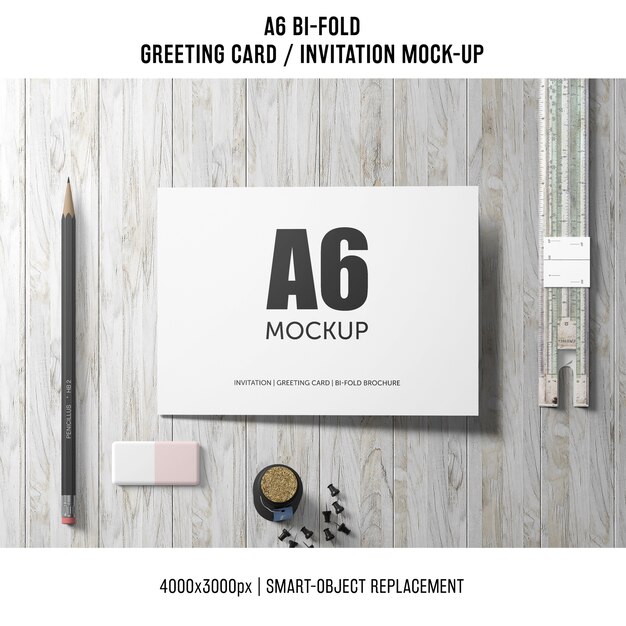 Artistieke a6 bi-fold uitnodigingskaart mockup