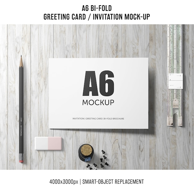 Artistieke a6 bi-fold uitnodigingskaart mockup